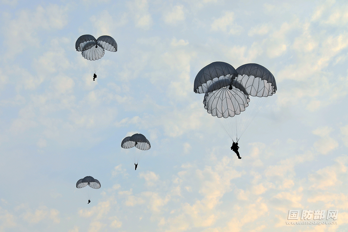 为什么战斗机飞行员重伤术后可以继续飞而招飞时有疤痕就不要？(图1)