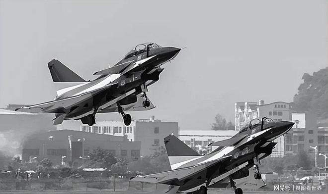 2016年我国首位歼10女飞行员牺牲跳伞撞到僚机导致逃生失败(图1)