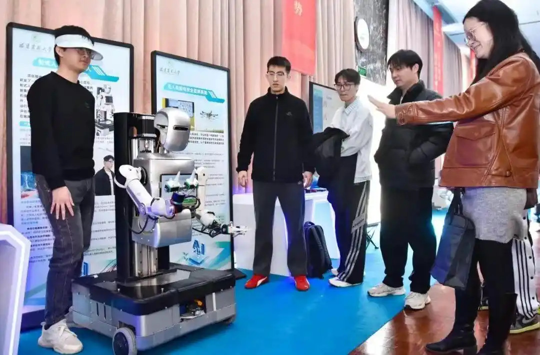 国内首款脑机融合人形诊疗机器人发布 破解孤独症早期干预难题(图1)