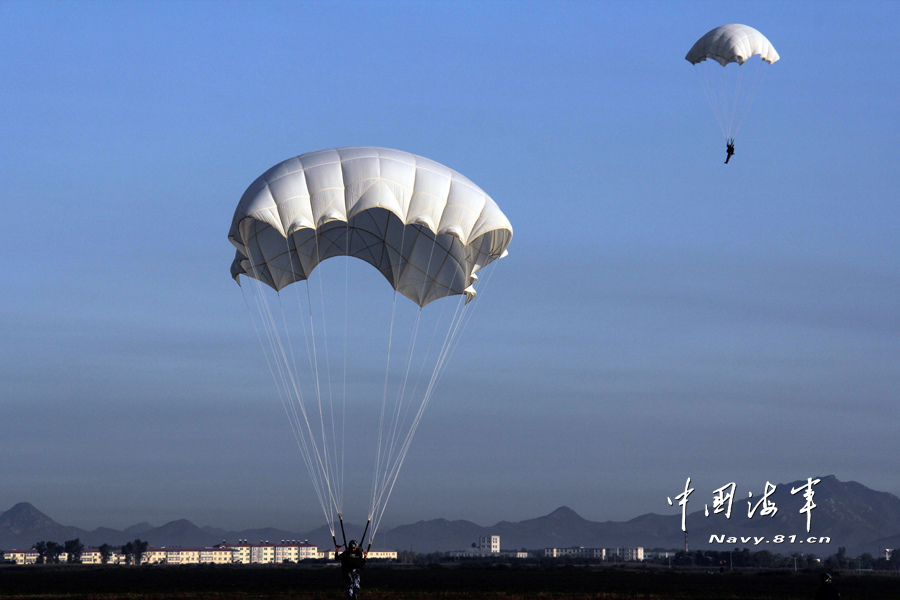 梁万俊：战斗机万米高空漏油他为保战机放弃跳伞8分钟创奇迹(图1)