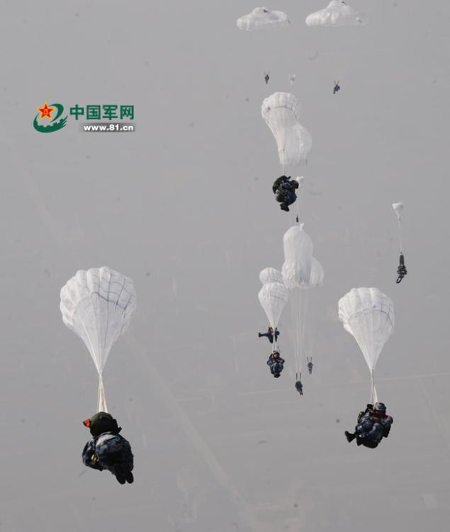 英雄王伟撞机成功跳伞为何十万人苦寻无果二十年后真相揭开