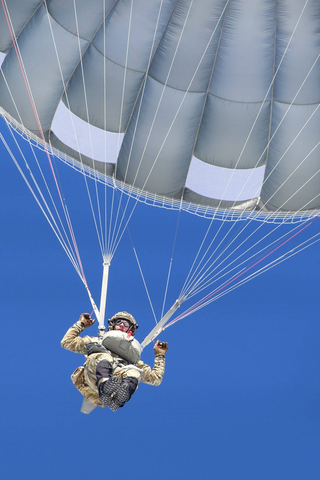 苏联史上最强越狱狠人！不光从纳粹集中营逃回来还顺走一架飞机(图1)
