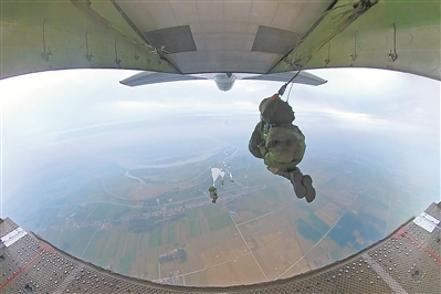 春到演兵场练兵马蹄疾——全军部队深入推进实战化军事训练见闻(图1)