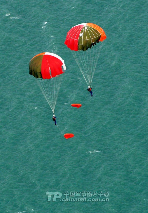 那个在天门山挑战翼装飞行的大四女生刘安已经去世两年多了(图1)