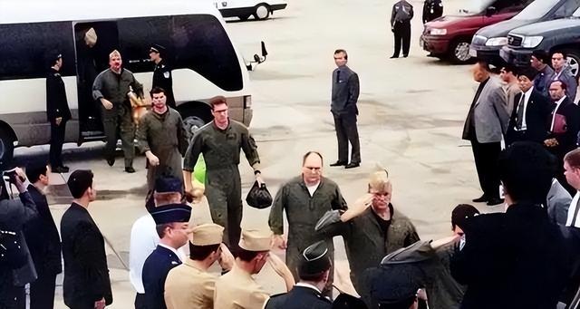 南海撞机王伟跳伞成功为什么10万人都找不到他？20多年后才明白(图4)