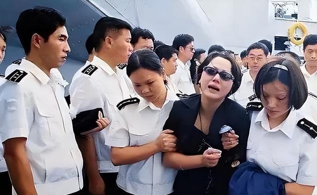 南海撞机王伟跳伞成功为什么10万人都找不到他？20多年后才明白(图2)