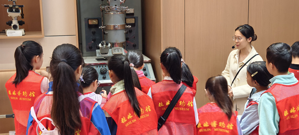 弘扬新时代雷锋精神文化志愿服务进校园(图1)