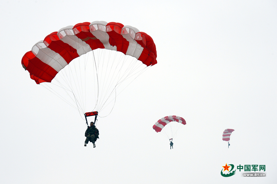 生死4分钟！战机飞行员跳伞后如何从死神手里抢人？(图1)