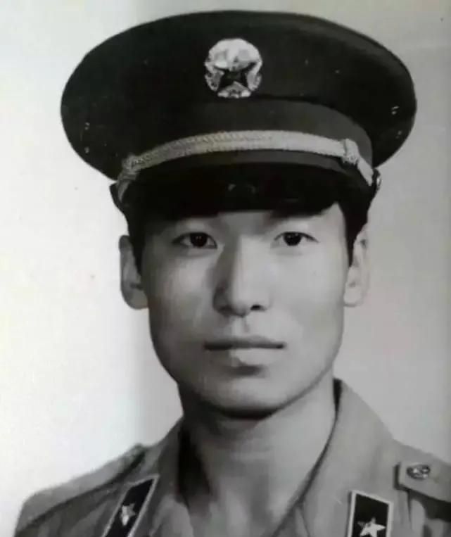 1987年飞机坠落深山飞行员被放牛娃救起30年后终于找到恩人(图2)