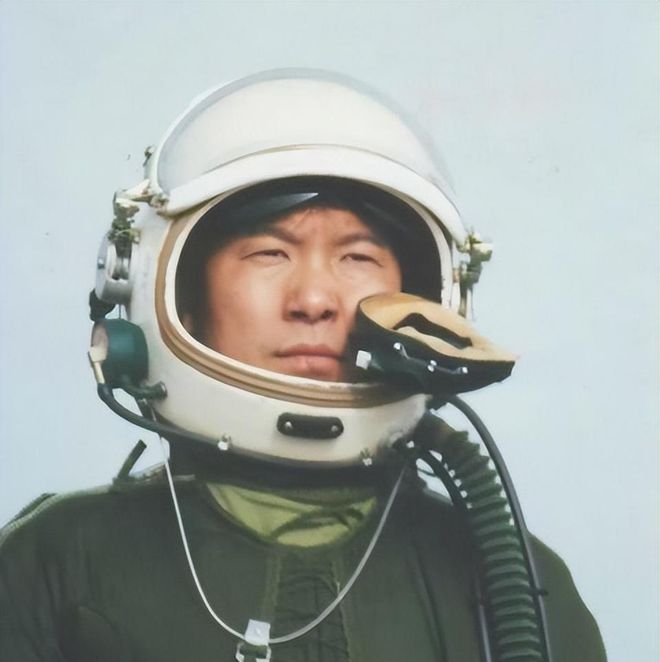 1987年飞机坠落深山飞行员被放牛娃救起30年后终于找到恩人(图3)