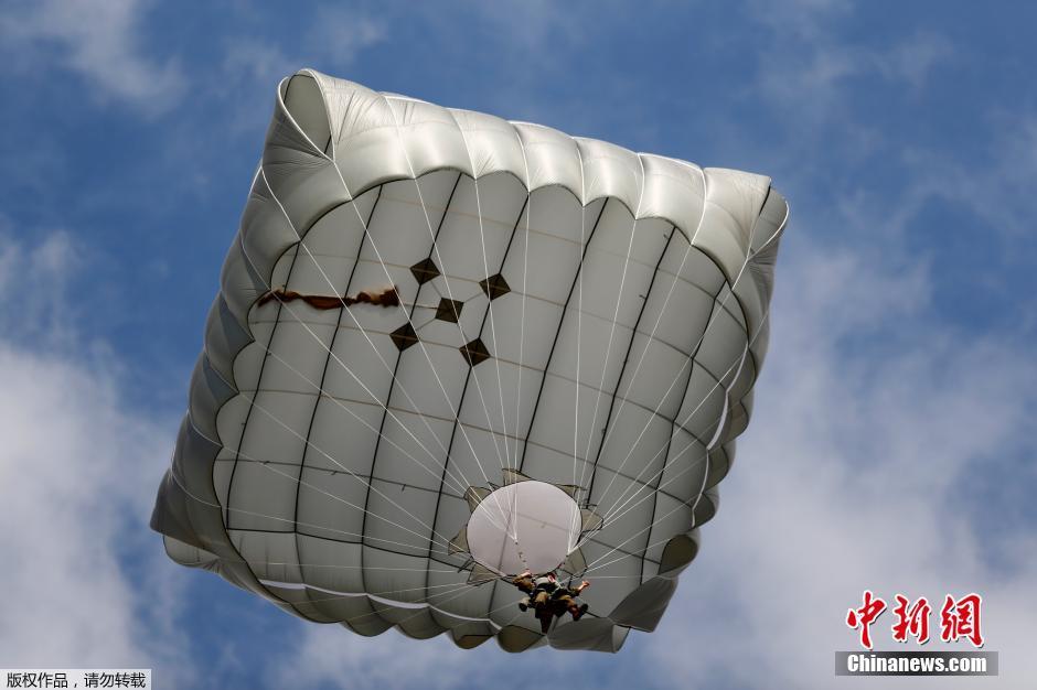 陆军特种作战学院4000米高空跳伞训练锤炼伞降本领(图1)