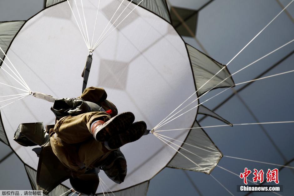 南海撞机王伟成功跳伞咋十万人都找不到他？直到20多年后才明白(图1)