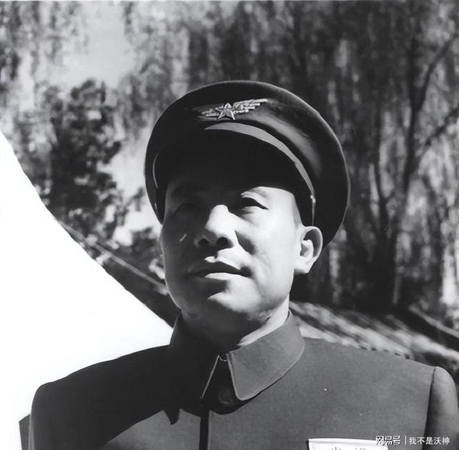 53年林虎驾机护送刘震遇险安全降落后陪同的苏联顾问大喊乌拉(图4)