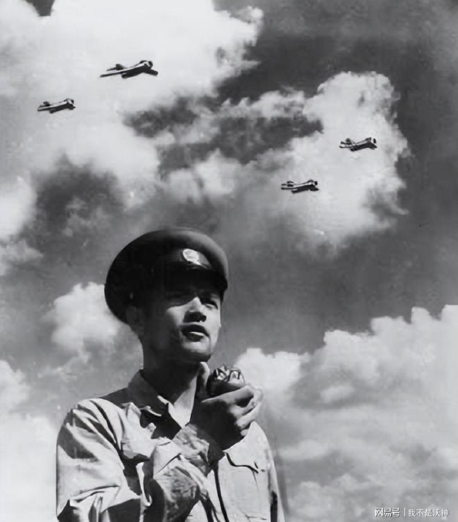 53年林虎驾机护送刘震遇险安全降落后陪同的苏联顾问大喊乌拉(图3)