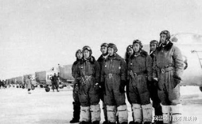 53年林虎驾机护送刘震遇险安全降落后陪同的苏联顾问大喊乌拉(图7)