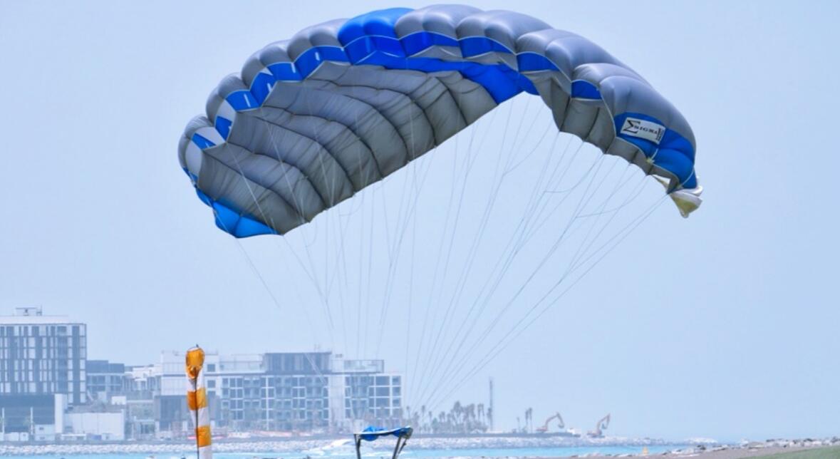 突发意外！美军一架F35硬生生砸到地面燃起熊熊大火飞行员被迫紧急跳伞(图1)