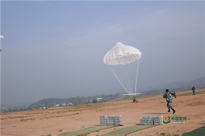 原创空降兵夜间跳伞使用新头盔加双目夜视仪单兵装备进步很大(图1)