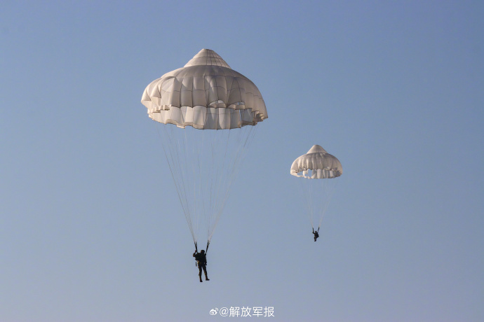 跳伞后美飞行员需面对艰难的步枪和电台挑战！(图1)