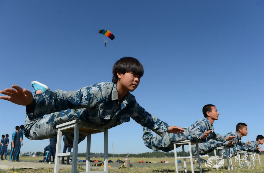 飞行表演变死亡探戈两架上亿美元的EA-18G空中吸到了一起(图1)