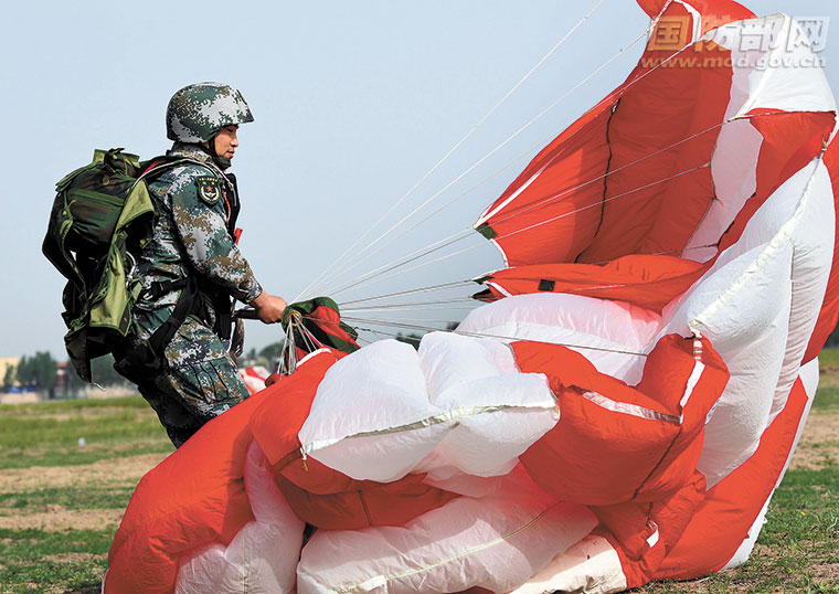 空军：空降兵跳伞训练锤炼集群空降能力(图1)