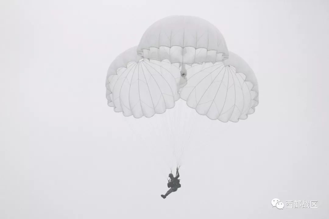 空降兵某旅组织开展夜间跳伞训练(图1)