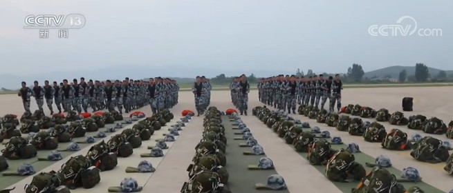 空军：空降兵某旅组织水上跳伞训练(图1)